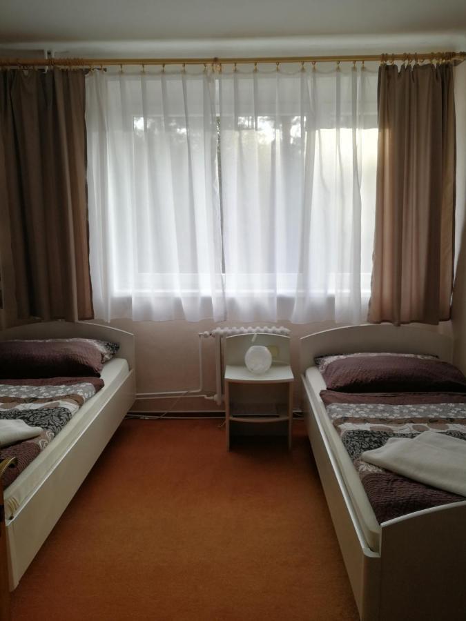 Hotel Astra Tuchlovice Kültér fotó