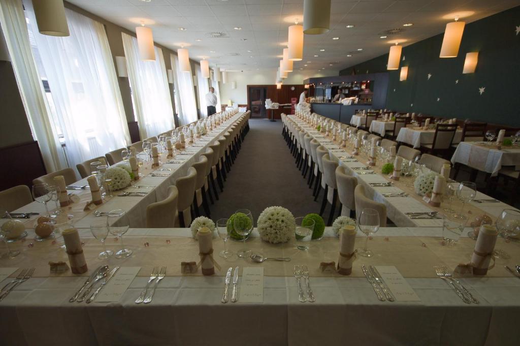 Hotel Astra Tuchlovice Kültér fotó